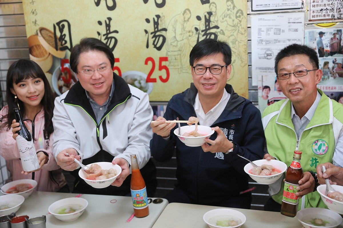 陳其邁(右二)陪同林右昌(左二)吃鳳山肉圓。 圖：高雄市政府/提供