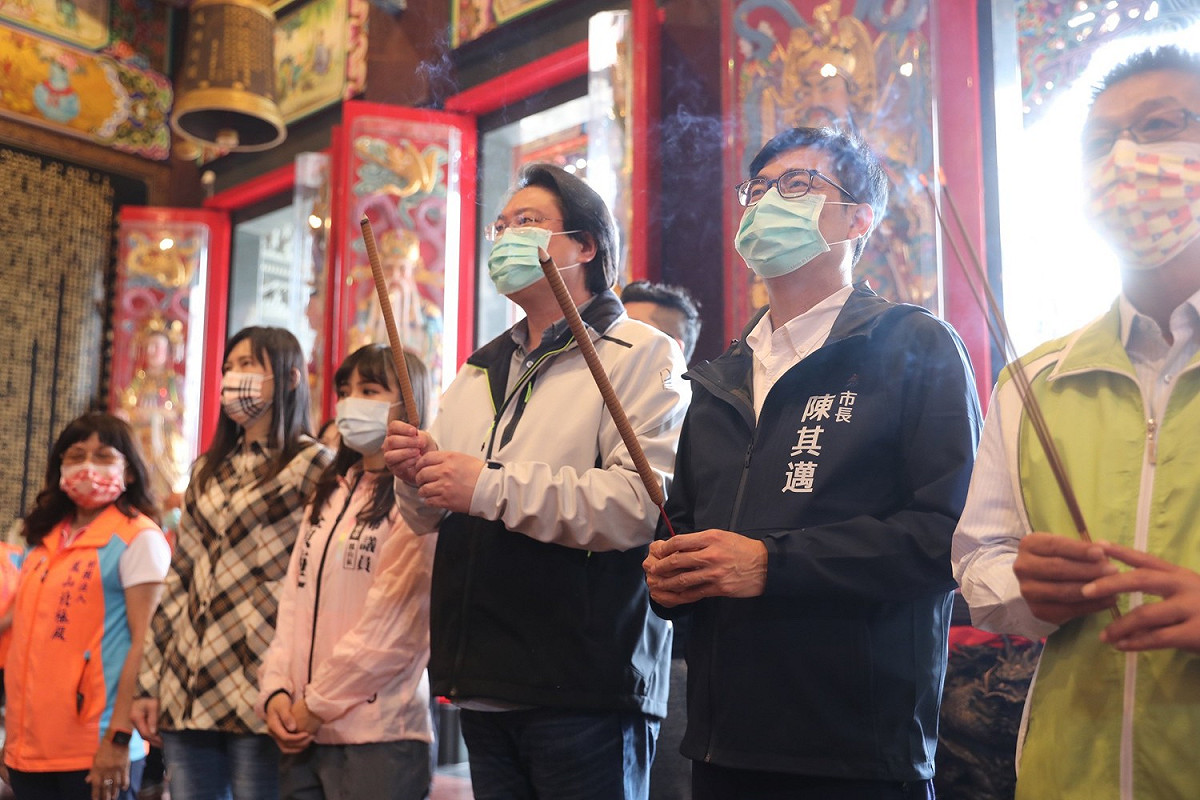 陳其邁(右二)陪同林右昌(右三)到鳳山北極殿參香祈福。 圖：高雄市政府/提供