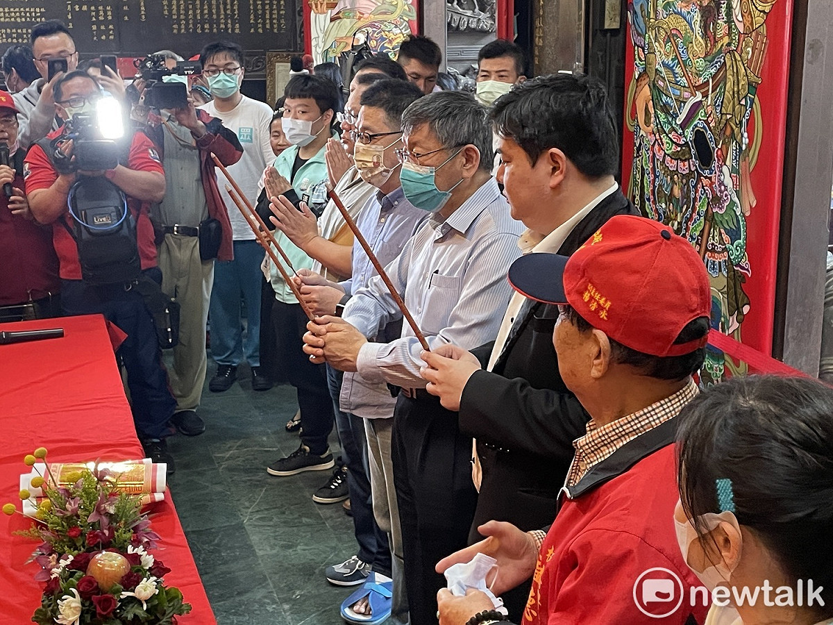 民眾黨主席柯文哲率領民眾黨公職於新北埤墘福德宮舉行新北市黨部成立前祈福參拜。 圖：周煊惠 / 攝