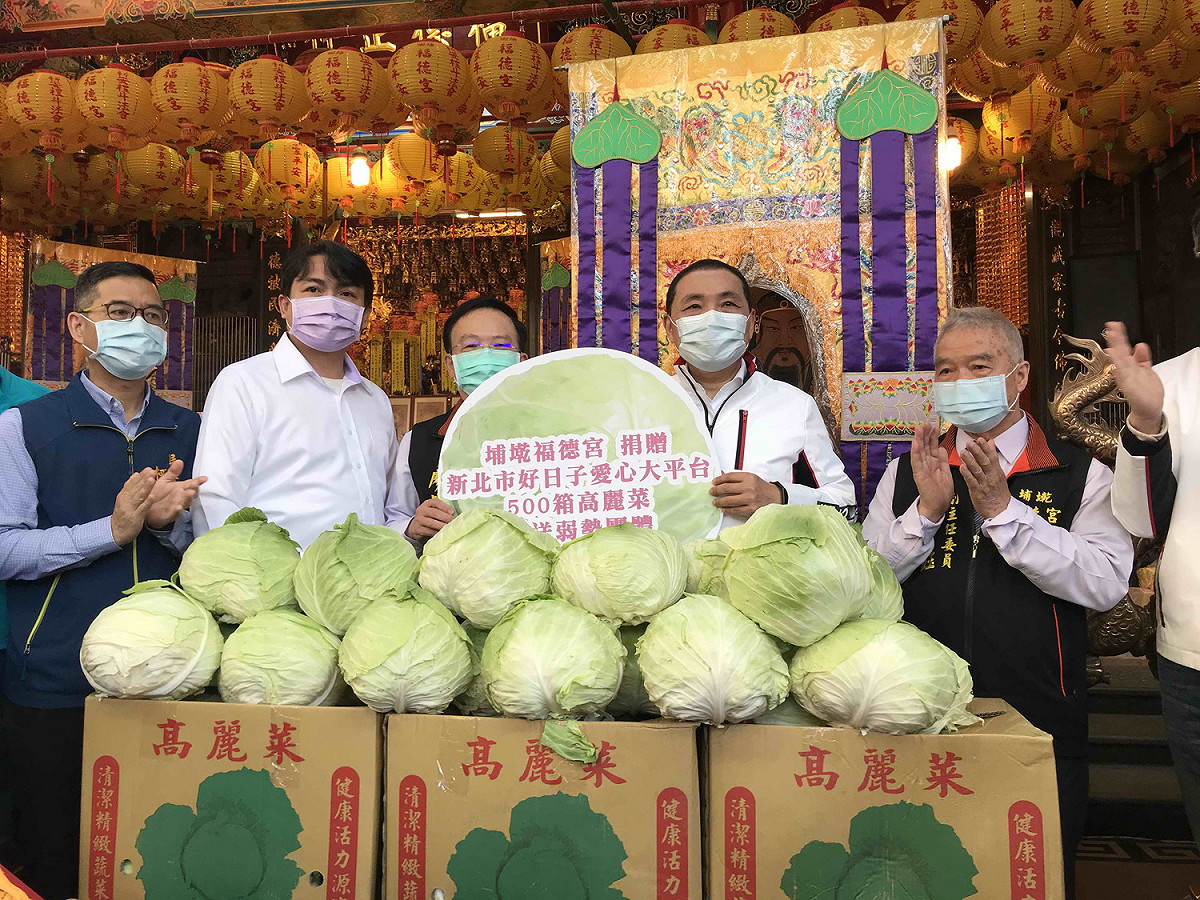 福德正神聖，誕埔墘福德宮認購高麗菜500箱助弱勢。 圖：新北市民政局提供