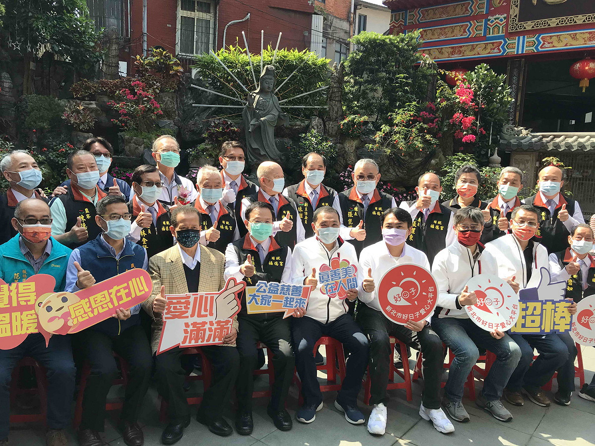 埔墘福德宮主委廖榮清表示，埔墘福德宮，宏揚福德正神慈悲精神，決議認購500箱高麗菜讓弱勢團體加菜。 圖：新北市民政局提供