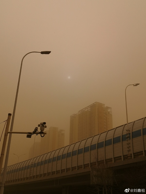 受冷空氣和蒙古氣旋影響下，許多地區正經歷來自蒙古的沙塵天氣，大部分地區能見度小於1公里，沙塵核心區域PM10更是接近10000μg/m3（微克／立方公尺）。 圖：翻攝自微博