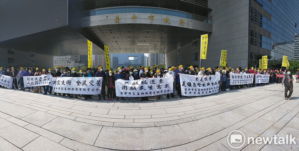 台中市家畜肉類商業同業公會動員數百人到中市府廣場抗議。 唐復年/攝