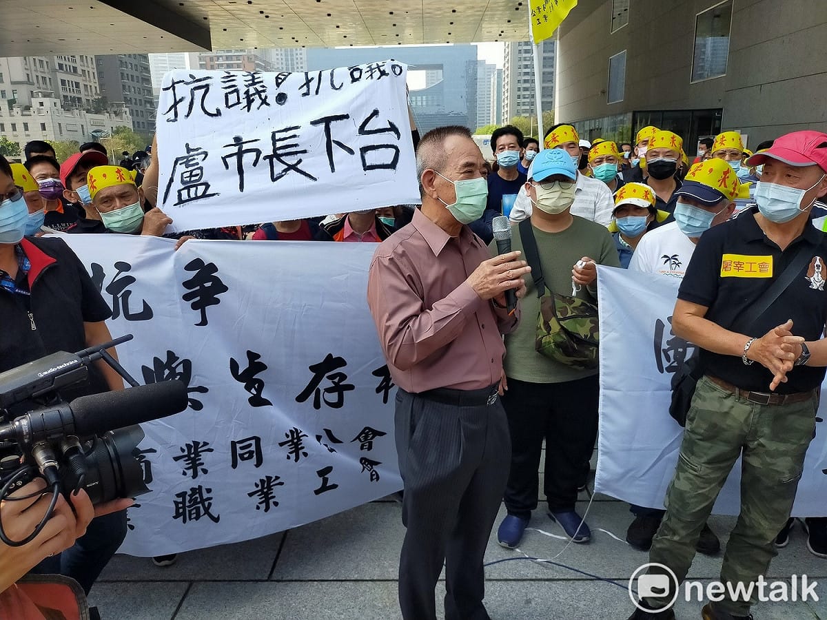 數百名肉商到市府廣場抗議，高舉「盧市長下台」布條。 唐復年/攝