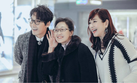 香港女星陳松伶（右）的婆媳關係引起網友熱議。（圖左為張鐸、中為張鐸母親） 圖：翻攝自微博
