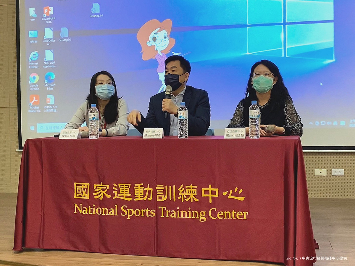 指揮中心今日南下國訓中心向選手與教練說明疫苗施打流程。 圖：教育部體育署／提供