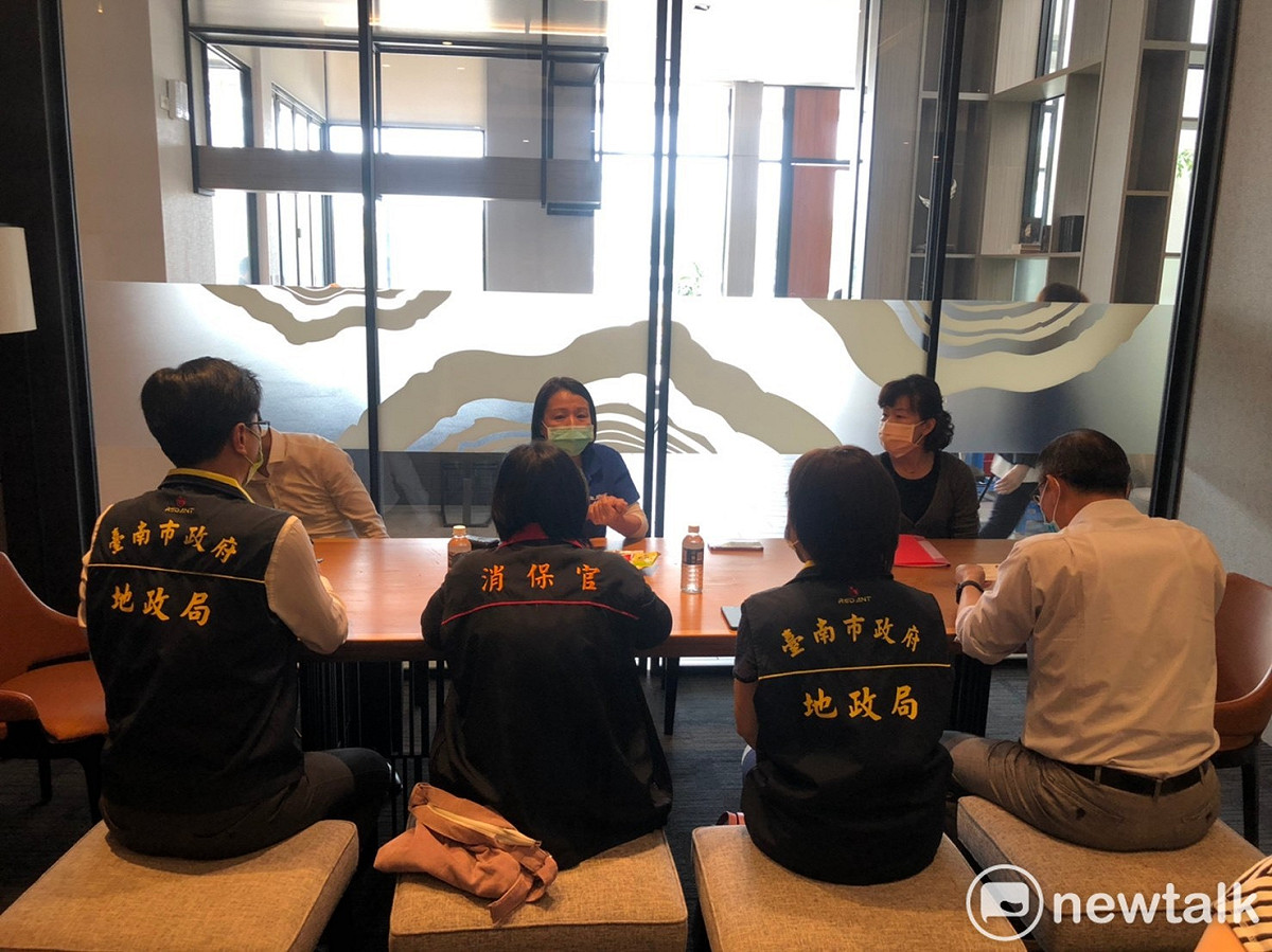 相關主管機關人員昨天赴遠雄調查是否涉嫌炒房情事。 圖：台南市政府提供