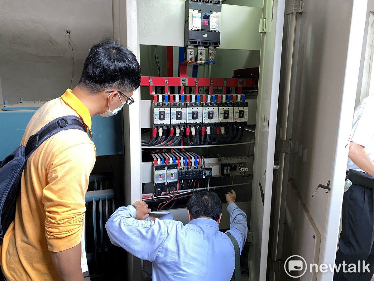 台南市自去年即超前部署組成工作小組、設定作業期程並克服各種困難，在3月12日率全國之先，完成第1群校園電力系統改善工程的發包作業。 圖：台南市政府提供