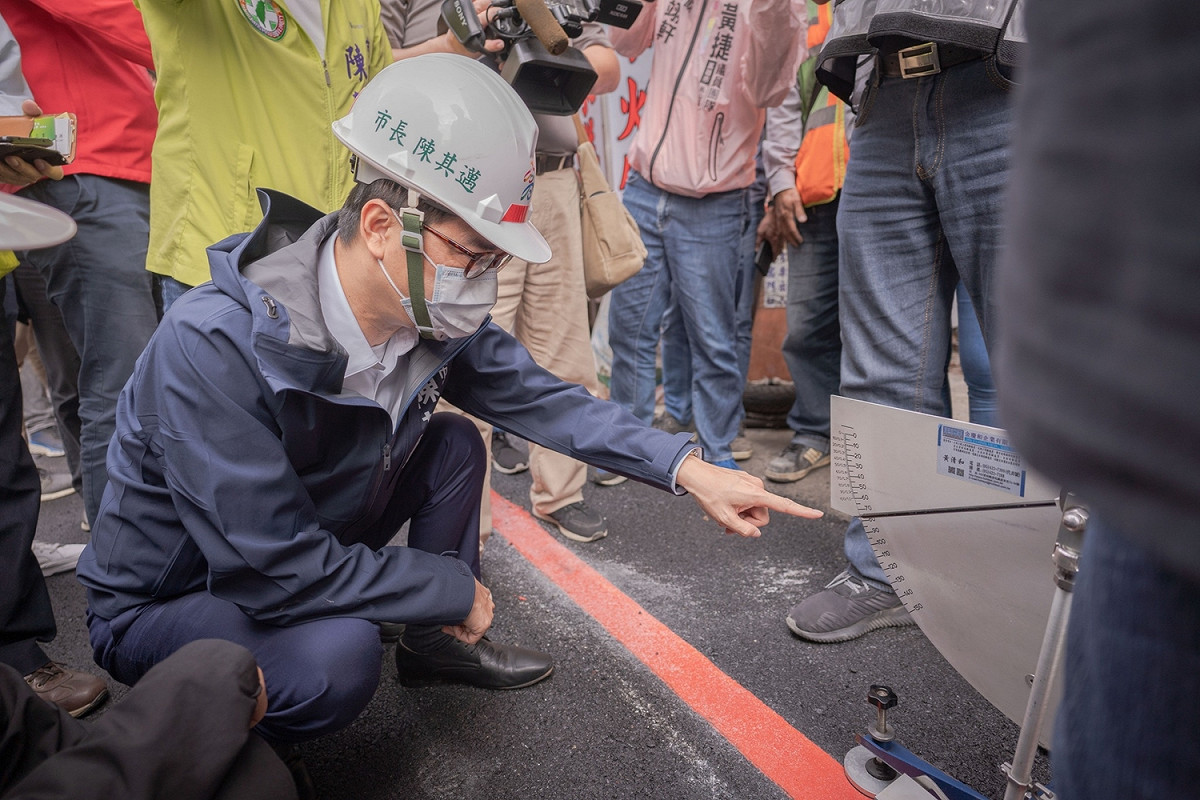 陳其邁發揮龜毛的精神勘查道路刨鋪現場。 圖：高雄政府/提供