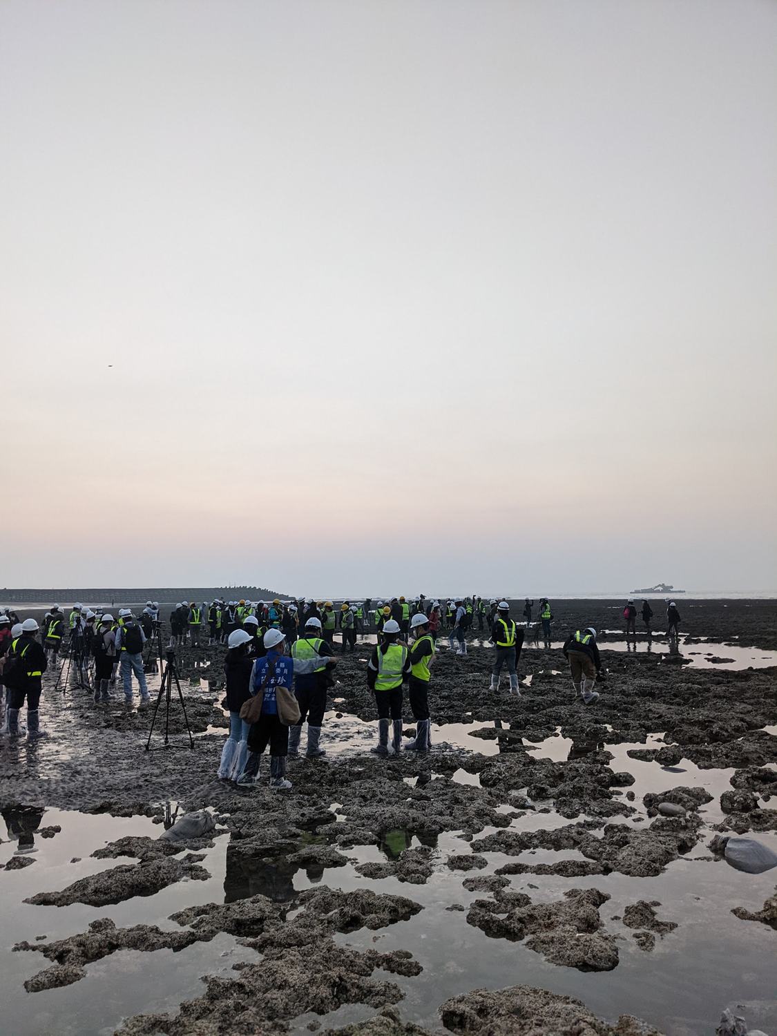 立委鄭運鵬PO文爆料，國民黨立委考察時居然一大群人竟直接踩在礁岸上，讓他「無法理解」。 圖：翻攝自鄭運鵬臉書