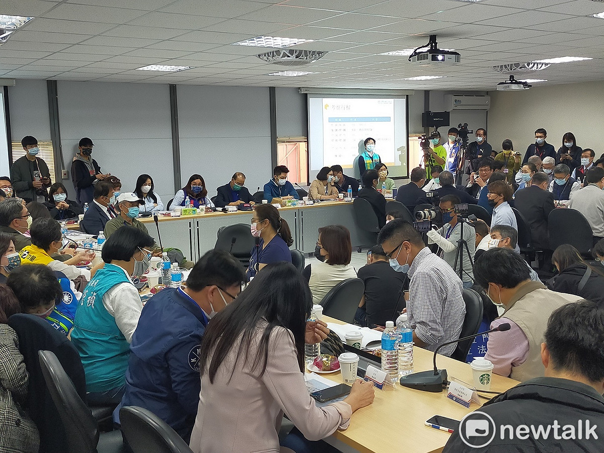 立院福利及衛生環境委員會邀集政府部門與環保團體針對中油三接站設於大潭藻礁議題面對面交流意見。 圖：林昀真／攝