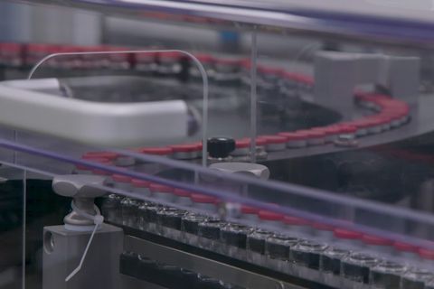 英國阿斯特捷利康公司的AZ疫苗在歐盟各國傳出狀況，包括德國、法國、義大利等多個國家陸續停止施打。 圖：翻攝自阿斯特捷利康官網