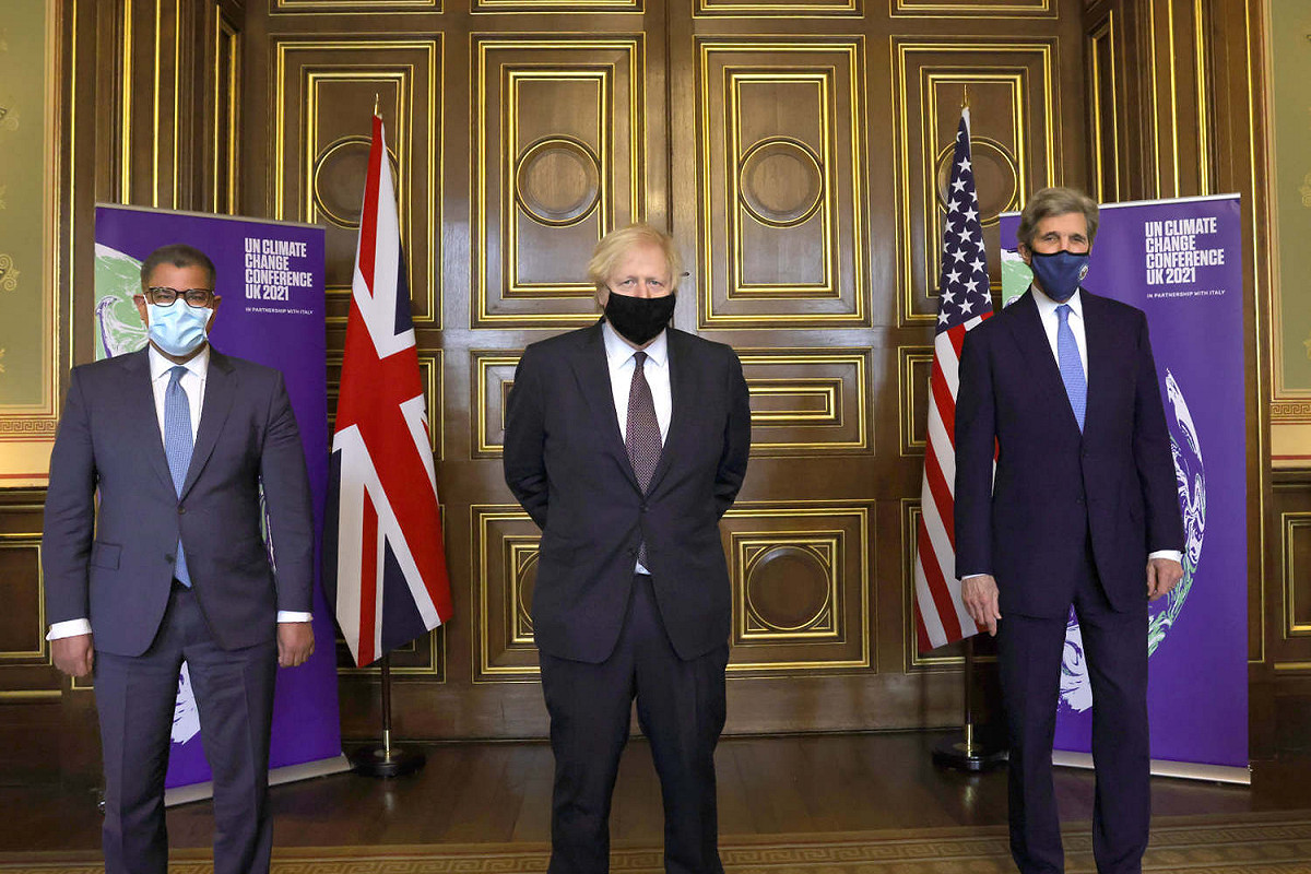 英國首相強生（中）上週接得來訪的美國前國務卿凱瑞，強調英美關係牢固。 圖：翻攝自強生臉書