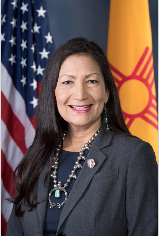 哈蘭（Deb Haaland）成為美國首位原住民內政部長。 圖：翻攝自Deb Haaland官網