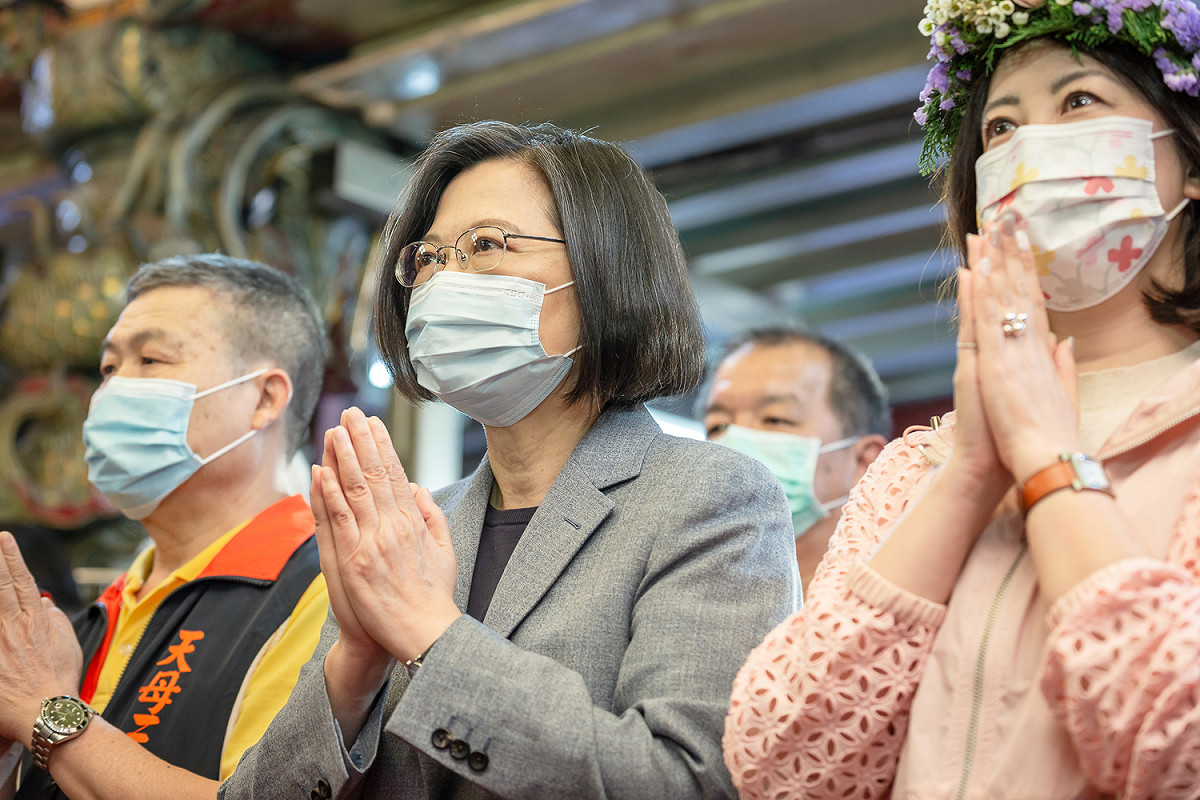 總統蔡英文（中）今天響應「愛瑤令」，力挺民進黨立委吳思瑤（右）。 圖：總統府 / 提供