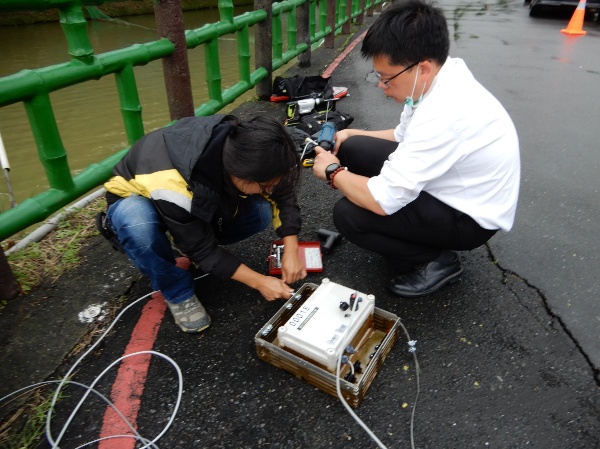水質感測器機動搭配電信通訊、水質分析及AI等技術，長時間監測pH值、導電度、溫度及溶氧等數值。 圖：新北市環保局提供