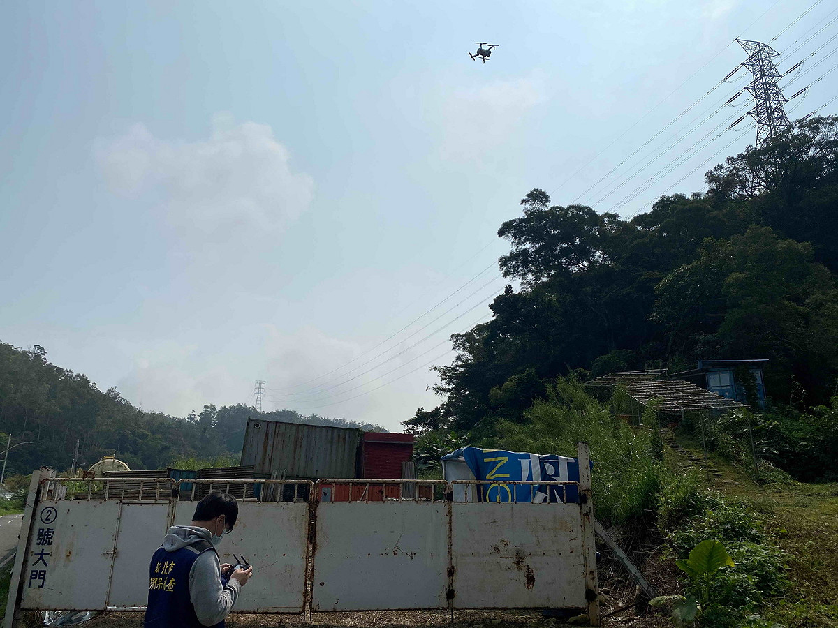 稽查員運用空拍機進行稽查。 圖：新北市環保局提供