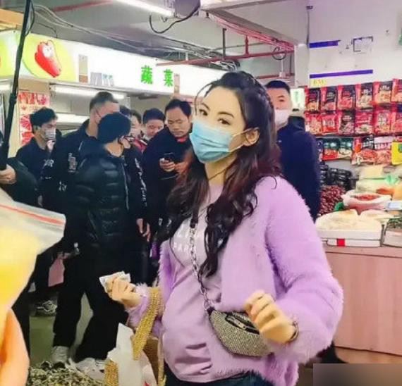 張柏芝逛市場小腹凸起，被網友懷疑又懷孕了。 圖：擷取自微博