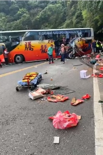 新店區復興里里民旅遊的一輛遊覽車撞上山壁，造成5死40輕重傷。 圖：擷自李蓮臉書直播影片