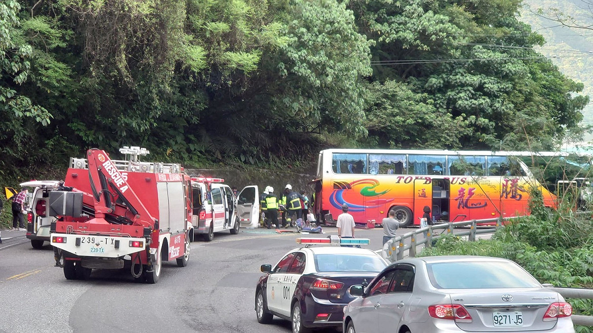 台9線蘇花公路115公里處今（16）天下午驚傳遊覽車自撞山壁意外 圖：翻攝自鄭榮貴臉書