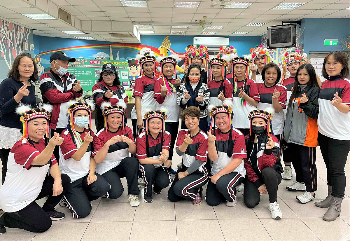 羅美菁特別前往土城區原住民活動中心，關心正在集訓的傳統樂舞公開組選手，隨及開心合影。 圖：新北市原民局提供