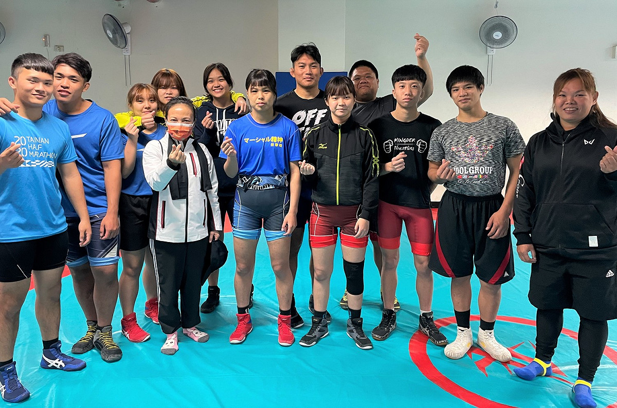 羅美菁訪視角力公開組選手，關心賽前集訓概況。 圖：新北市原民局提供
