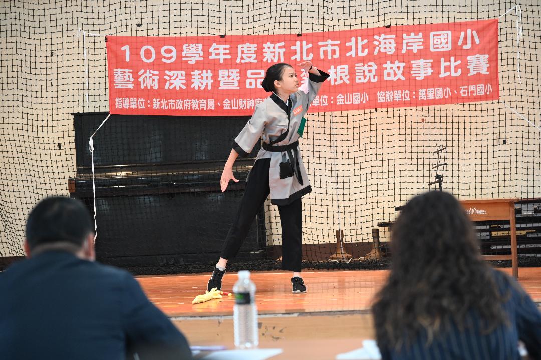 參賽的小朋使出渾身解數，把故事說得生動有趣。圖為金山國小張紋涵(獲高年級組甲等 )。 圖：新北市教育局提供