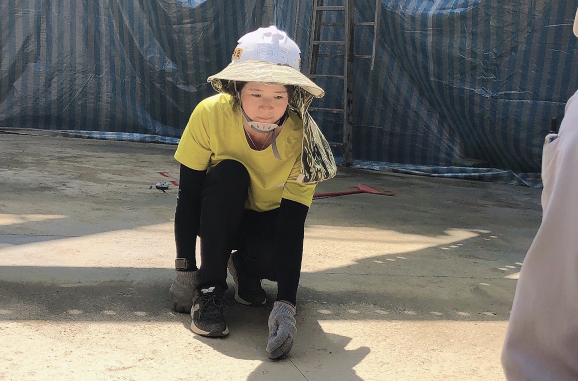 榮獲108學年度甲級證照獎勵金的劉貞麟，現今不僅已考取了10張證照，更在職業安全管理甲級技術士證照的能力證明下，順利轉換就業跑道。 圖：移民署提供