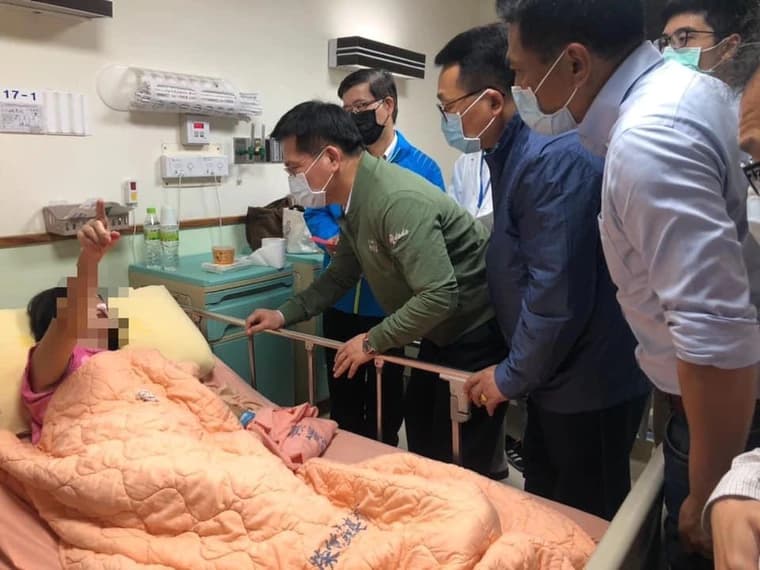 交通部長林佳龍前往慰問傷患。 圖：交通部／提供