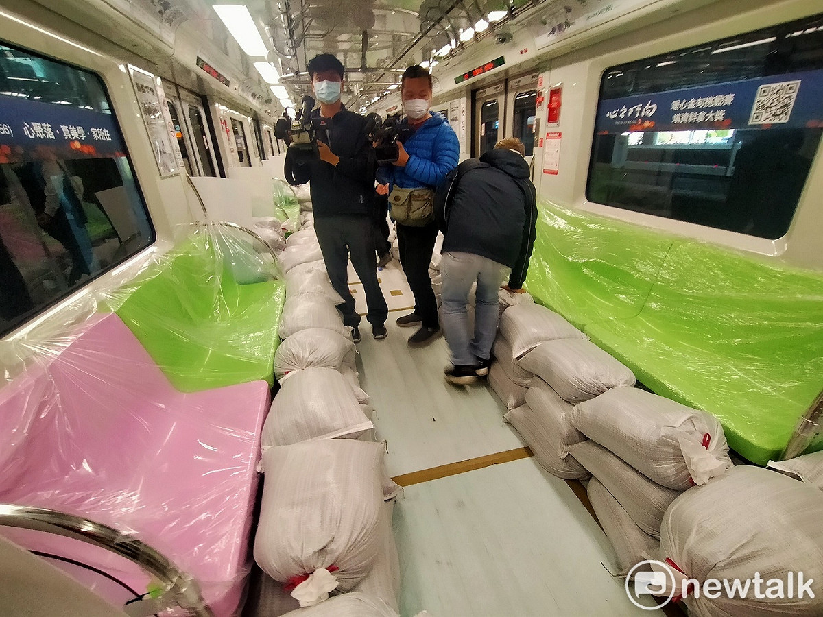 中捷以沙包摸擬滿載進行測試，但只有一輛列車。 唐復年/攝