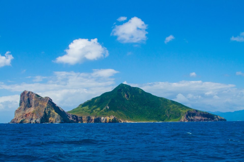 受颱風梅花外圍環流影響，龜山島自今天起，封島2天。 圖：取自東北角暨宜蘭風管處官網（資料照）