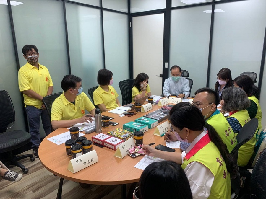 毒防局人員與第一線社工對談。 圖：高市毒防局提供