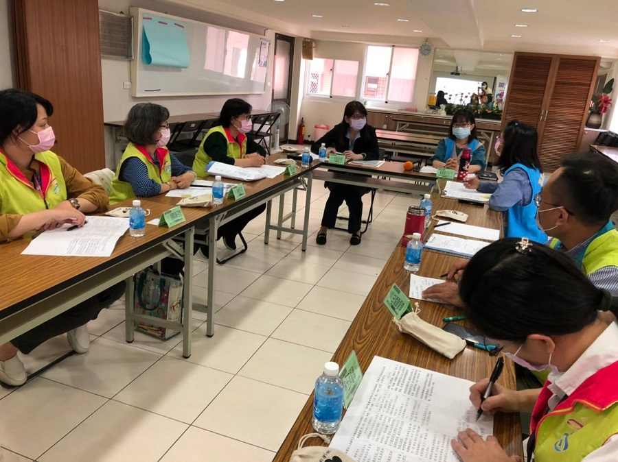 毒防局人員與第一線社工對談。 圖：高市毒防局提供