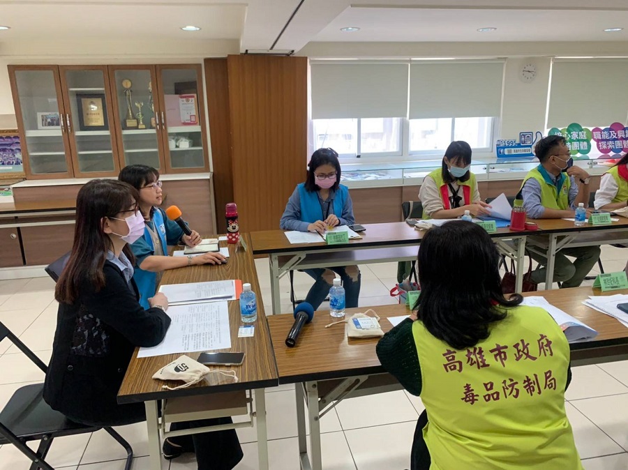 毒防局人員與第一線社工對談。 圖：高市毒防局提供