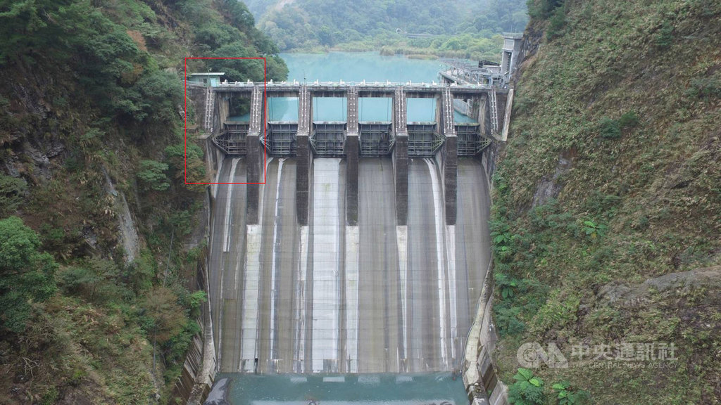 台電大觀發電廠武界壩6號閘門（紅圈處）去年9月13日凌晨4時多異常開啟放水，造成下游溪床野營客4死。 圖：中央社／提供（台電提供）