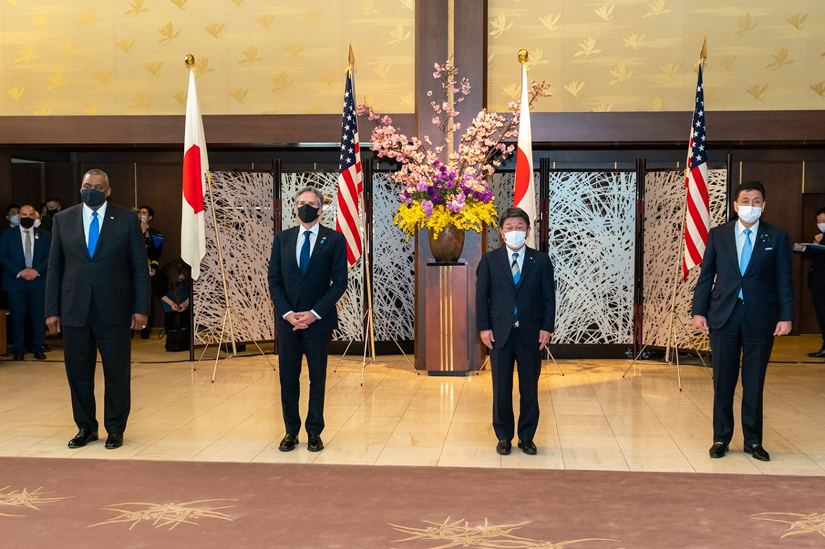 美日2+2會議，美國國務卿布林肯（左二）、國防部長奧斯汀（左一），日本外務大臣茂木敏充（右二）、防衛大臣岸信夫（右一）。 圖：翻攝自美國務院Twitter