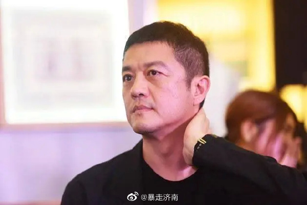 王菲前夫李亞鵬淡出演藝圈後經商失敗，近日爆出欠債1.8億無力償還。 圖：翻攝自微博