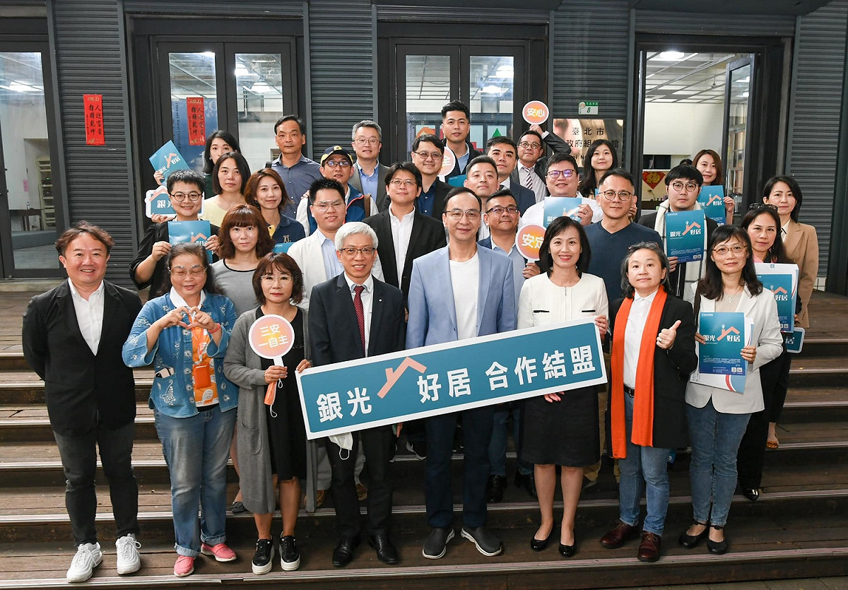 前國民黨主席朱立倫今日出席其所創辦的「銀光未來創新協會」合作結盟記者會，對於外傳國民黨內鬥，他強調自己不願意介入紛擾，但關於謠言絕無此事。 圖：翻攝自朱立倫臉書