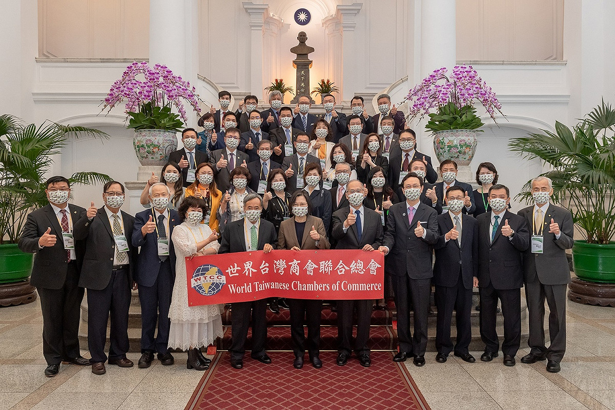 總統蔡英文18日上午在總統府接見「世界台灣商會聯合總會第27屆回國訪問暨投資考察團」 圖：總統府提供