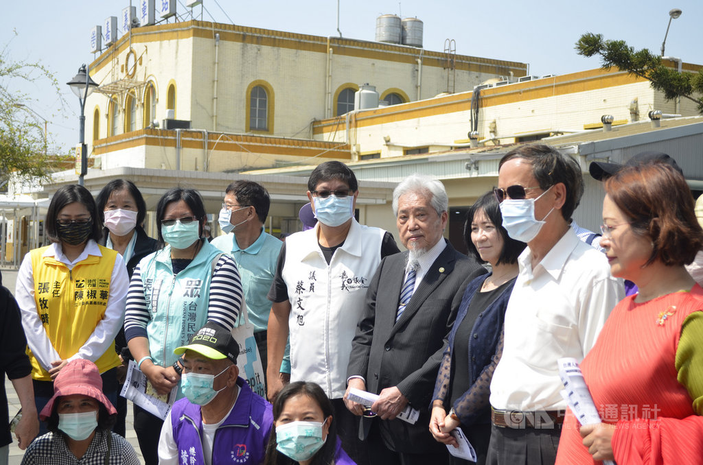 嘉義市各界18日在嘉義火車站前廣場追思二二八事件在此被槍決者，受難者潘木枝兒子潘英仁（站者，右4）重返事件現場追思父親，他說元凶銅像仍在台灣被崇拜，所以二二八無法走入歷史。 圖：中央社