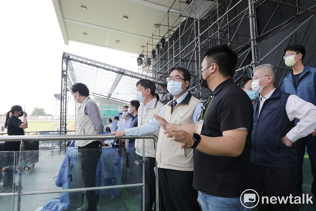 「五月天好好好想見到你 Mayday Fly to 2021台南場演唱會」即將於台南市立體育場開唱，台南市長黃偉哲今日率交通局、警察局、衛生局、觀旅局及體育處等單位，至體育場瞭解開演前各項交管規劃、救護及防疫工作是否已就定位。 圖：黃博郎／攝