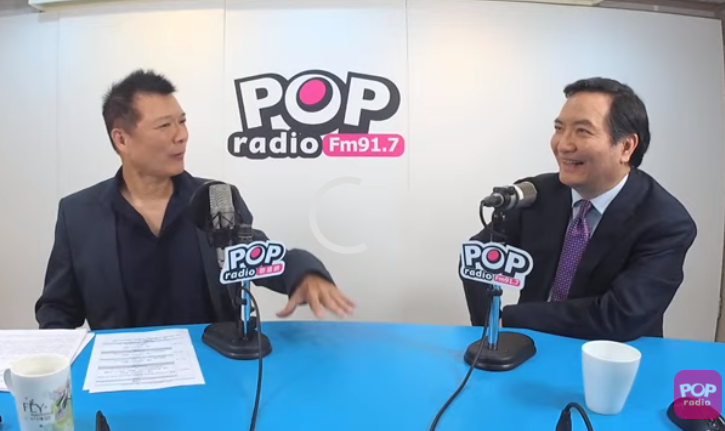 行政院發言人羅秉成（右）接受廣播節目「POP大國民」主持人蔡詩萍專訪，談及促轉會延任等議題。 圖：翻攝POP大國民臉書