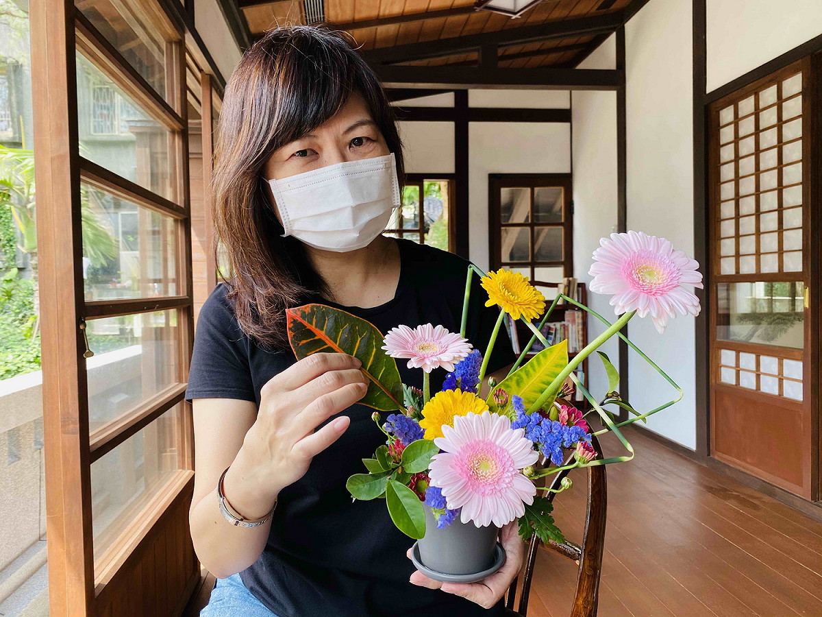 淡水古蹟博物館特別邀請日本池坊華道老師洪淑娟設計古蹟專屬花藝作品，並在春分日（3/20）當天免費授課。 圖：淡水古蹟博物館提供