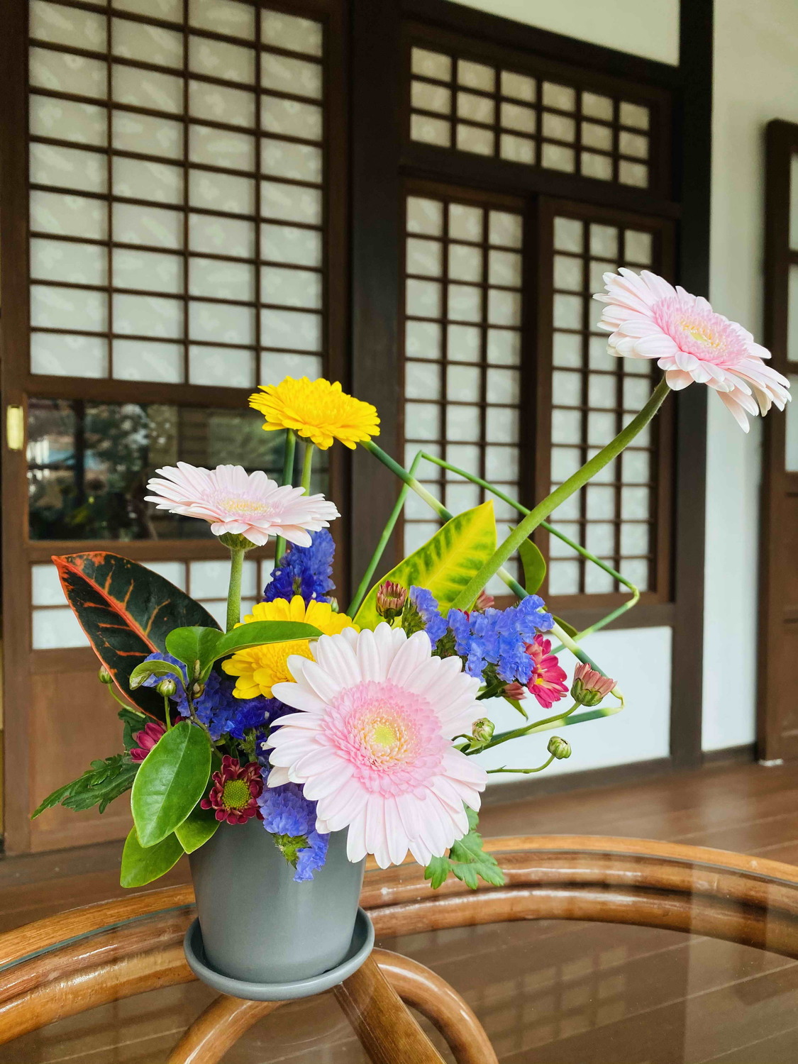 花藝作品加入在地植物含笑花及變葉木，不但應景又增添不少古蹟味。 圖：淡水古蹟博物館提供