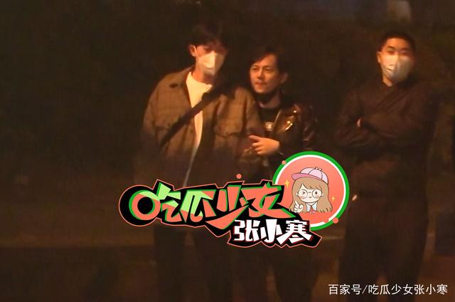 中國八卦媒體拍下何炅和男星親密舉止。 圖：翻攝自吃瓜少女張小寒微博