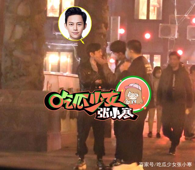 小鮮肉還深情摸了摸何炅的臉頰。 圖：翻攝自吃瓜少女張小寒微博