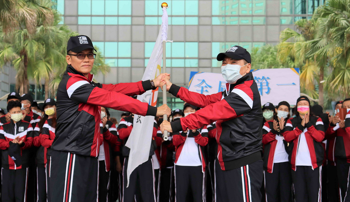 侯友宜授予新北市全原運代表隊總教練林慶勝教練(左)，預祝旗開得勝，凱旋榮歸。 圖：新北市原民局提供