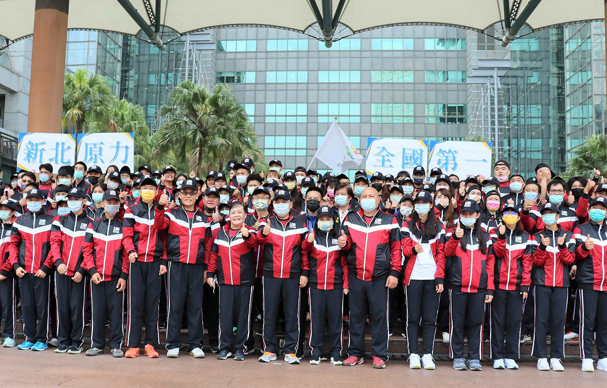 110年全國原住民族運動會新北市代表隊授旗儀式全體合影。 圖：新北市原民局提供