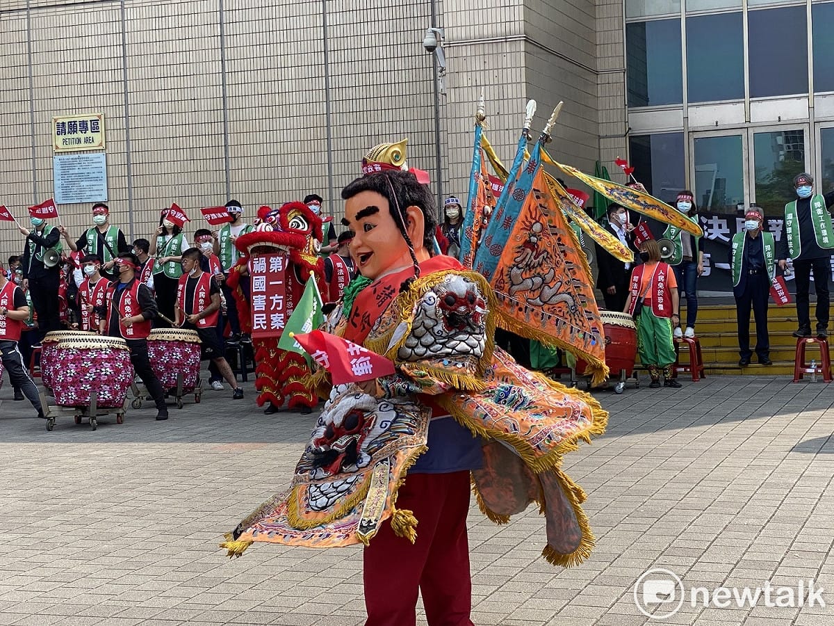 近千名新北產業園區受害廠商自救會成員上午於北市府抗議。 圖：周煊惠 / 攝