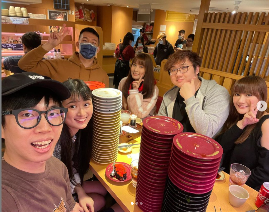 百萬YouTuber菜喳（左1）帶羅康妮（右1）、黑羽（右2）、泥泥汝（右3）跟著「鮭魚好友」吃免錢壽司。 圖：翻攝自菜喳IG
